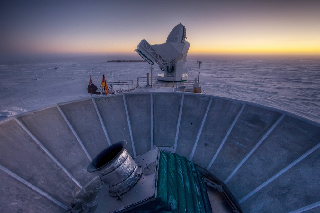 A telescope in the middle of the snow